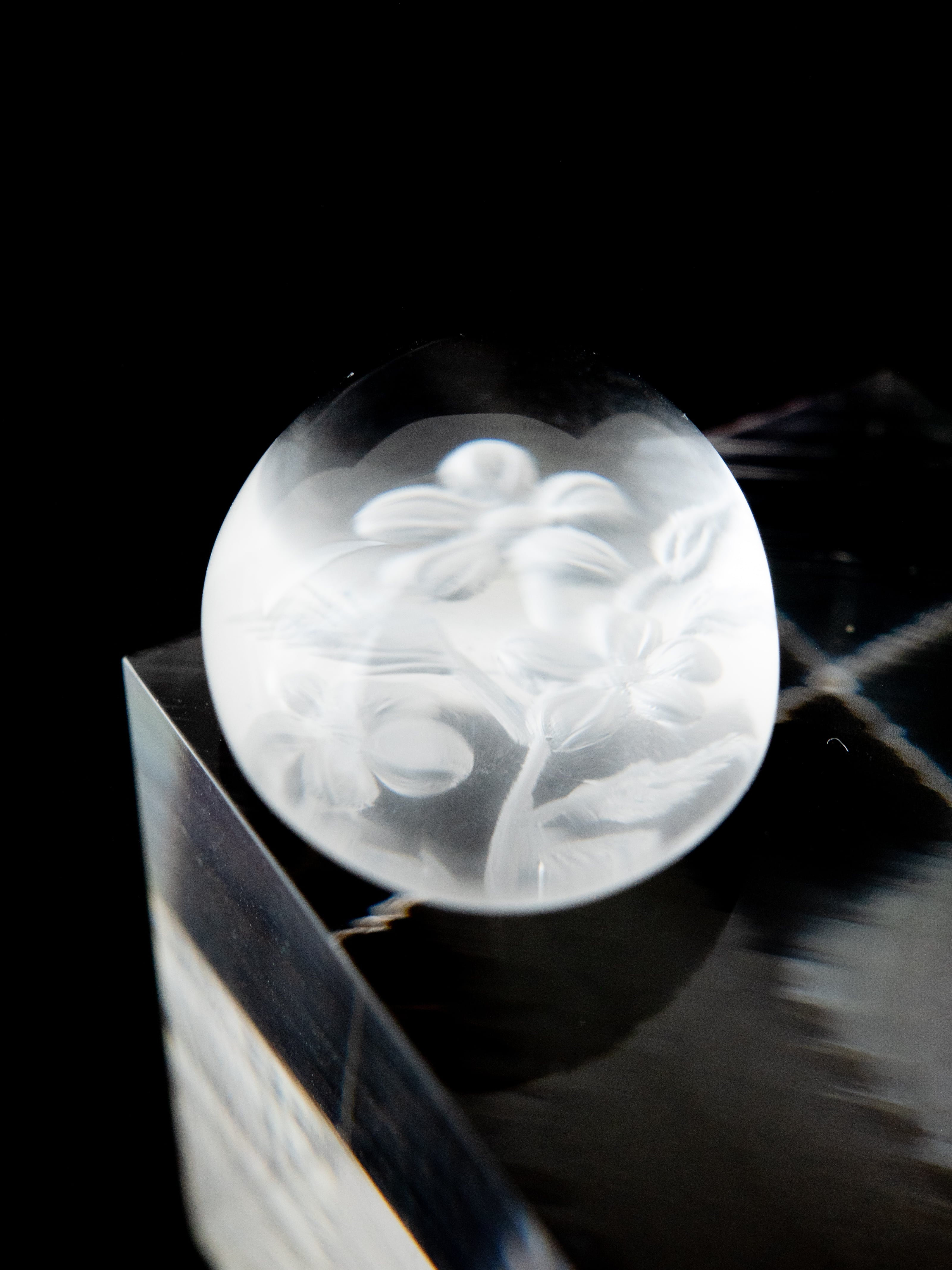 宝石ルース 『美しいクォーツのカービング』艶消し水晶コスモスシェープ7枚花びら！ 宝石ルース 『美しいクォーツのカービング』艶消し水晶コスモス