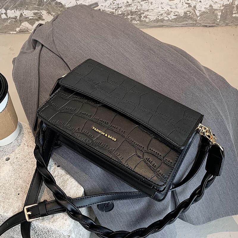 シンプルなレディースワンショルダーアンダーアームスモールバッグ2020人気の新しい流行のファッションオールマッチメッセンジャーバッグネットレッドスモールスクエアバッグ Tiancai_Wing_Bag64183670351