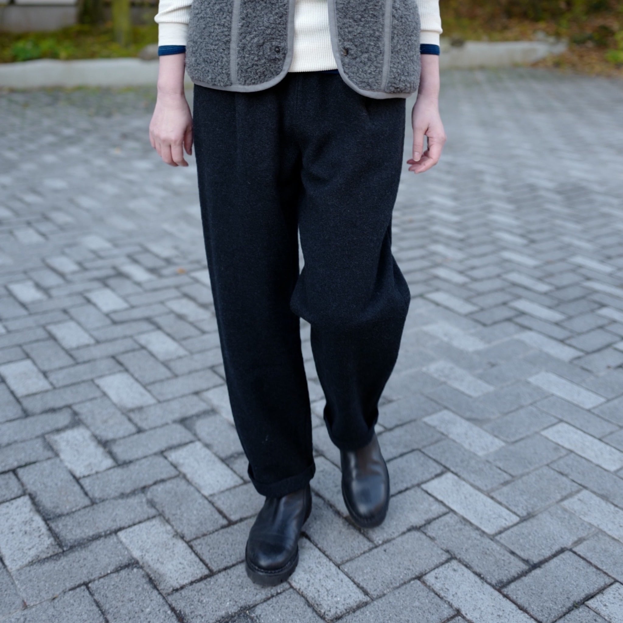evam eva ｜press wool pants（圧縮ウール）moss gray, charcoal