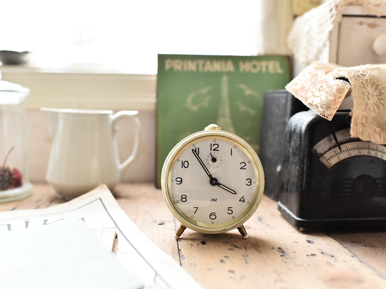 白が爽やかで可愛い雰囲気のあるJAZ 置き時計(実働)フレンチブロカント