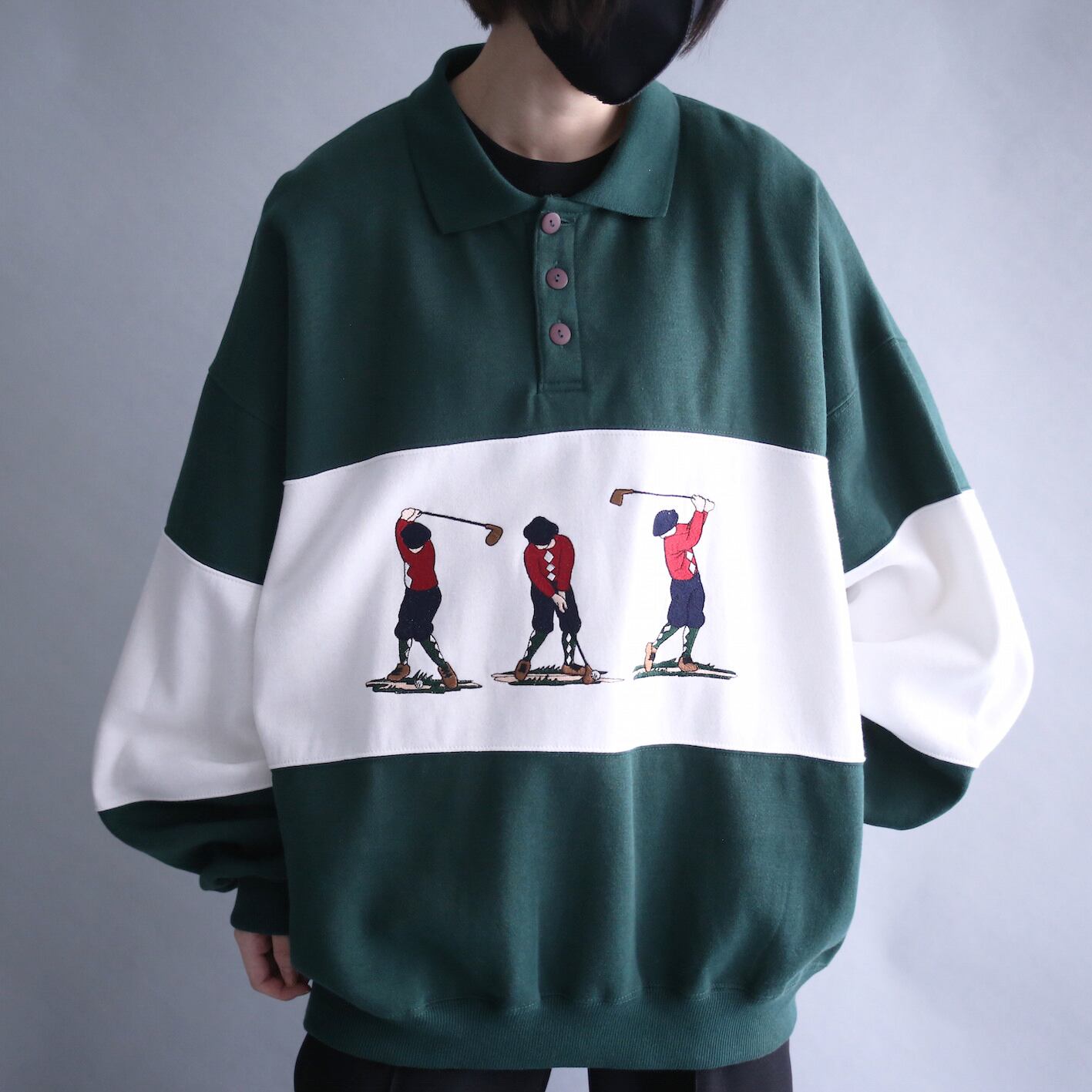 "green×white" golfer embroidery design over silhouette sweat pullover