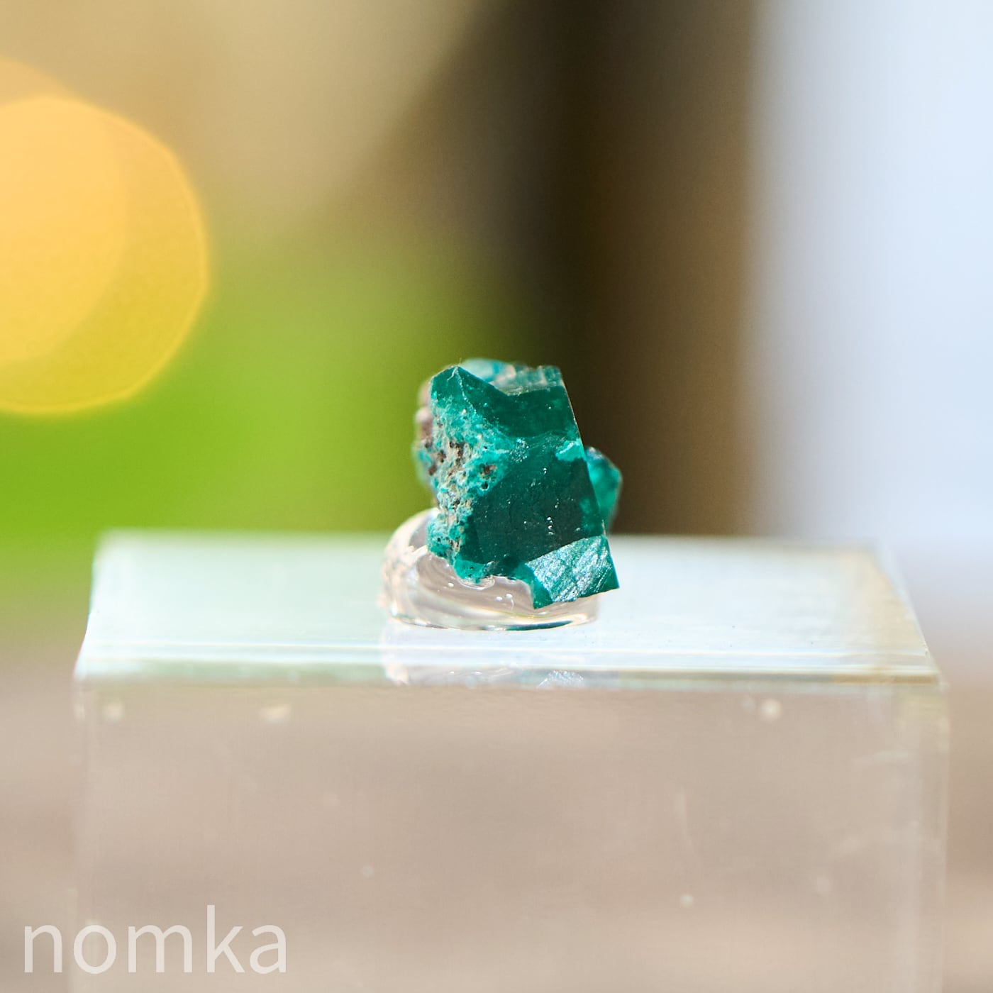 至高の翠】ダイオプテーズ（翠銅鉱）台付き原石 0.78g（アクリルベース