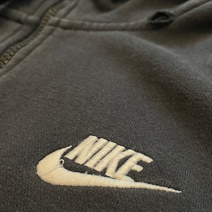 【NIKE 】ハーフジップ パーカー スウェット フーディ ワンポイント 刺繍ロゴ 紺タグ Mサイズ US古着