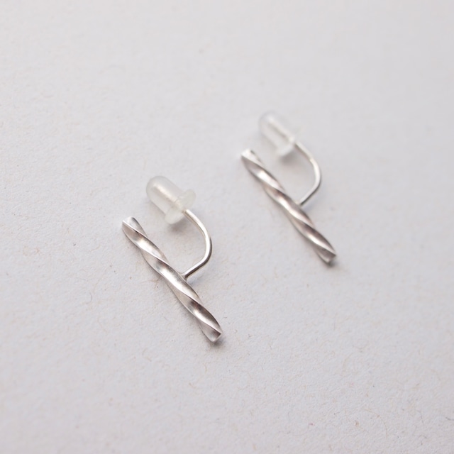 [silver950][ピアスのようなイヤリング]ツイストバーのシンプルラインイヤリング