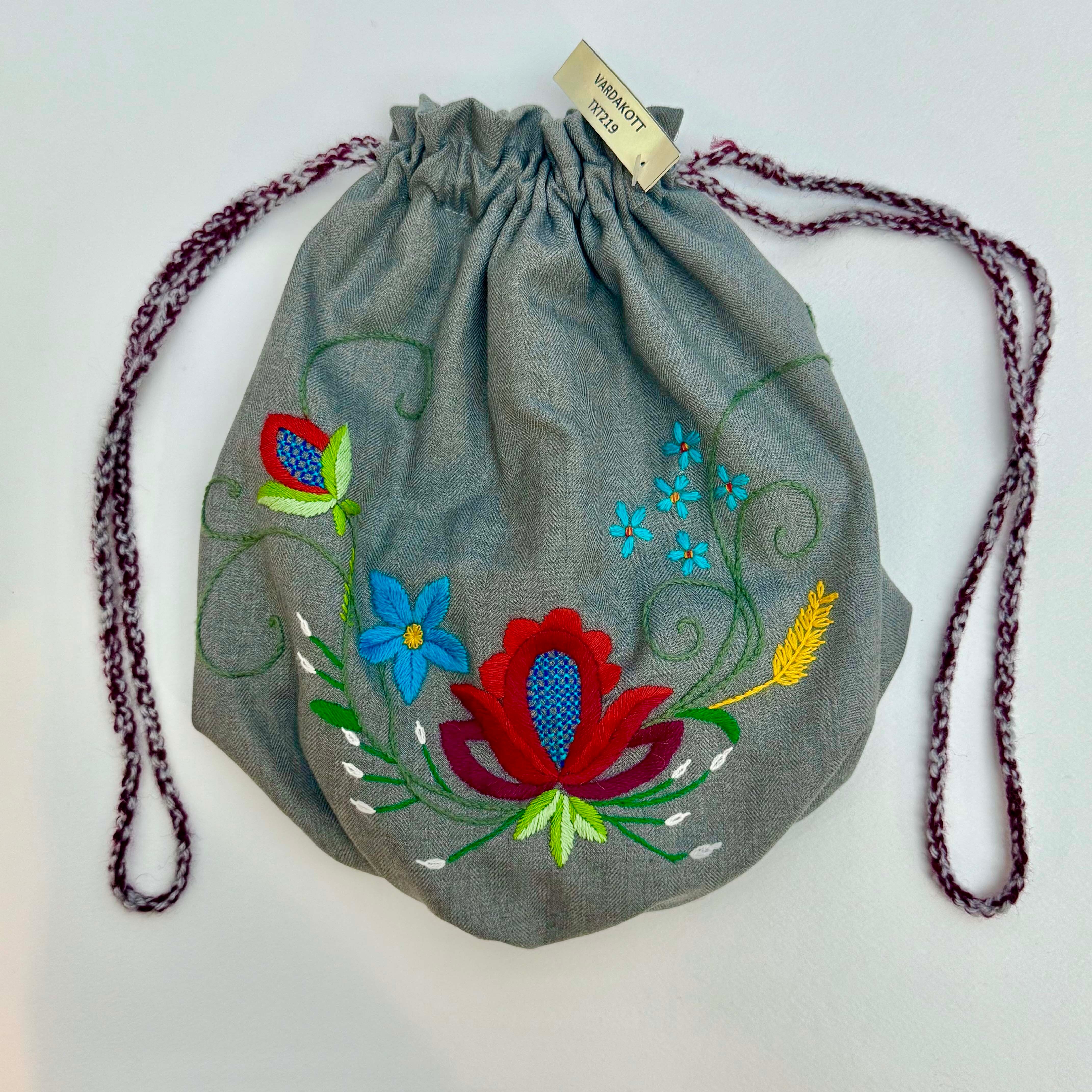 エストニアの伝統刺繍巾着バッグ(ヴィルマー刺繍?)