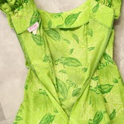 フラダンス 衣装 CC Fashions CCファッション ワンピース グリーン系 花柄 植物柄 ハワイアンプリント ハワイアン アロハ フラ ダンス レッスン 練習 黄緑 緑 ハワイアンダンス フリル フレアスカート ゴールド系 金 華やか 鮮やか さわやか かわいい おしゃれ 上品 ダンス衣装 練習着 レッスンウェア