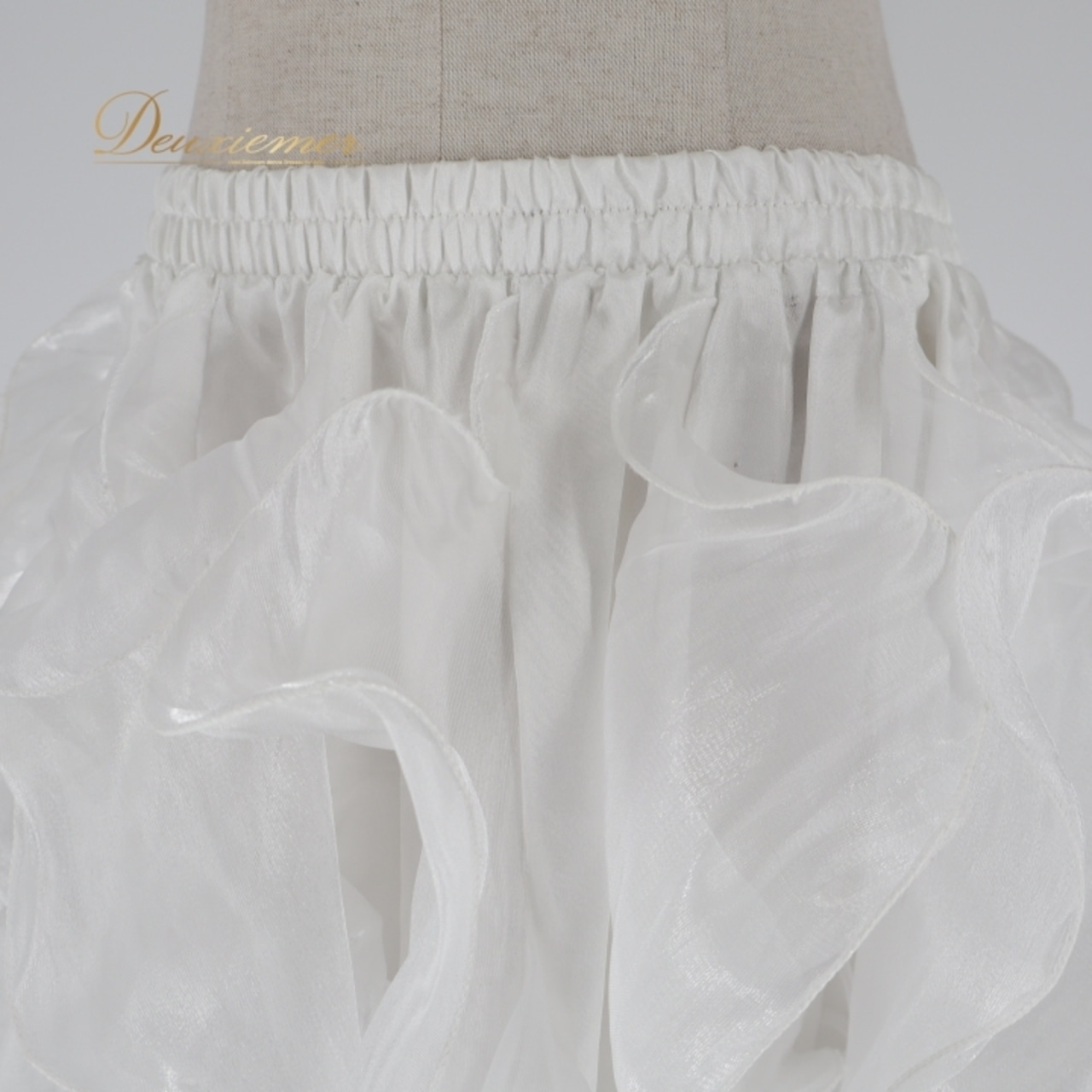 ベリーダンス オリエンタル 衣装 スカート ホワイト系 無地 フリル スリット 白 ボリューム かわいい 華やか 爽やか 明るい ダンス衣装 練習 レッスン ステージ イベント 光沢