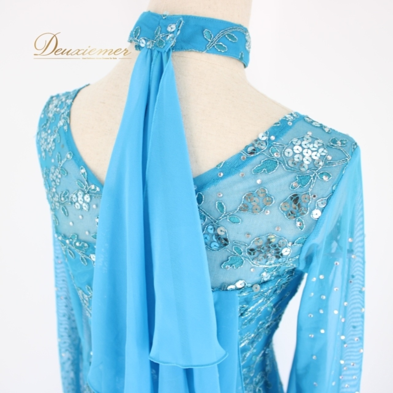 社交ダンス 衣装 スタンダード ドレス ワンピース パーティドレス ブルー系 水色 レース 長袖 チョーカー 派手 ラインストーン スパンコール 涼しげ フロート 二重スカート 花模様 光る スパンコール セクシー エレガント 輝く 上品 ふんわり 体型カバー 舞台衣装 ダンスパフォーマンス 発表会 ゆったり 目を引く