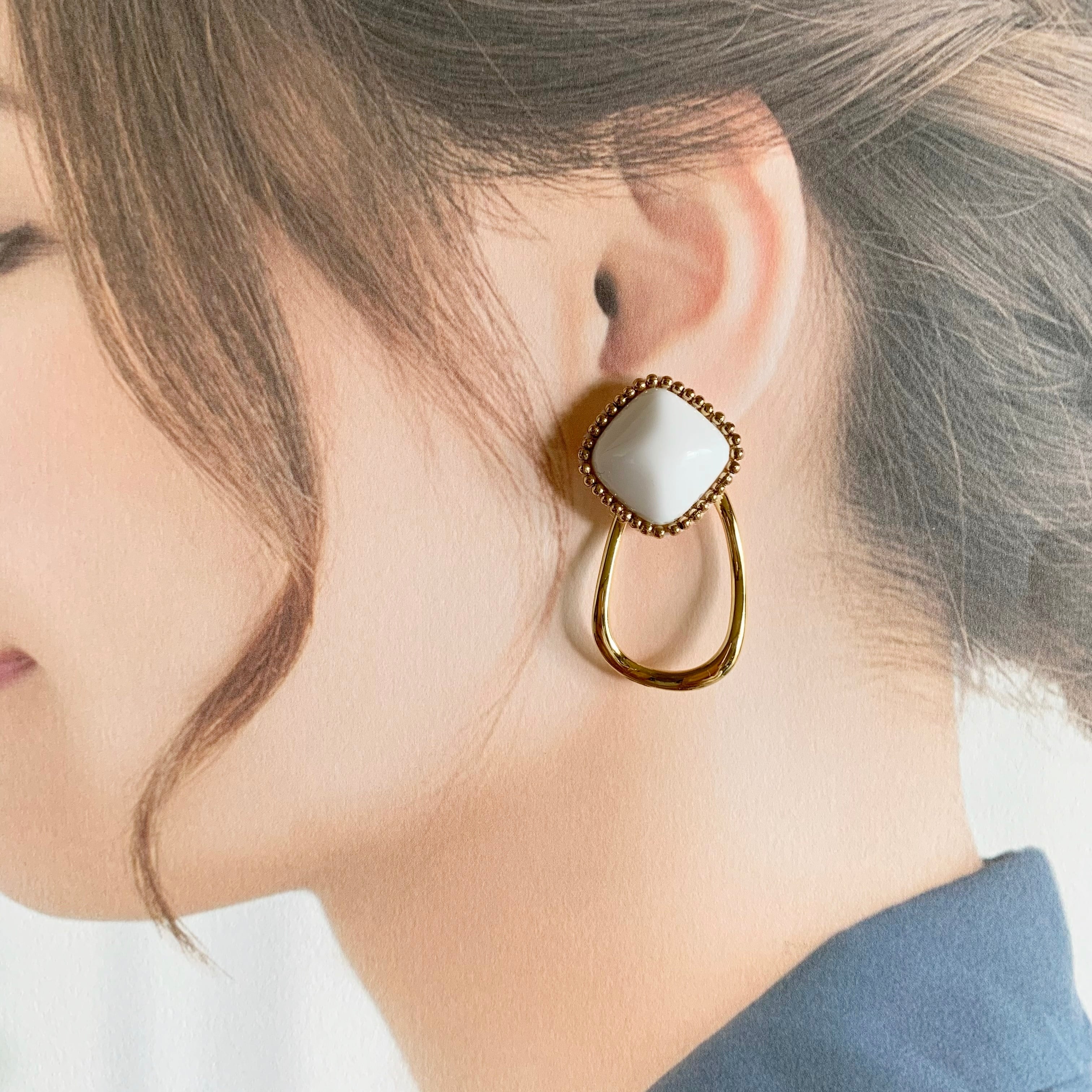 お花のカボションとファーの2wayイヤリング カルラ 2way スクエアカボションとメタリックリング ピアス