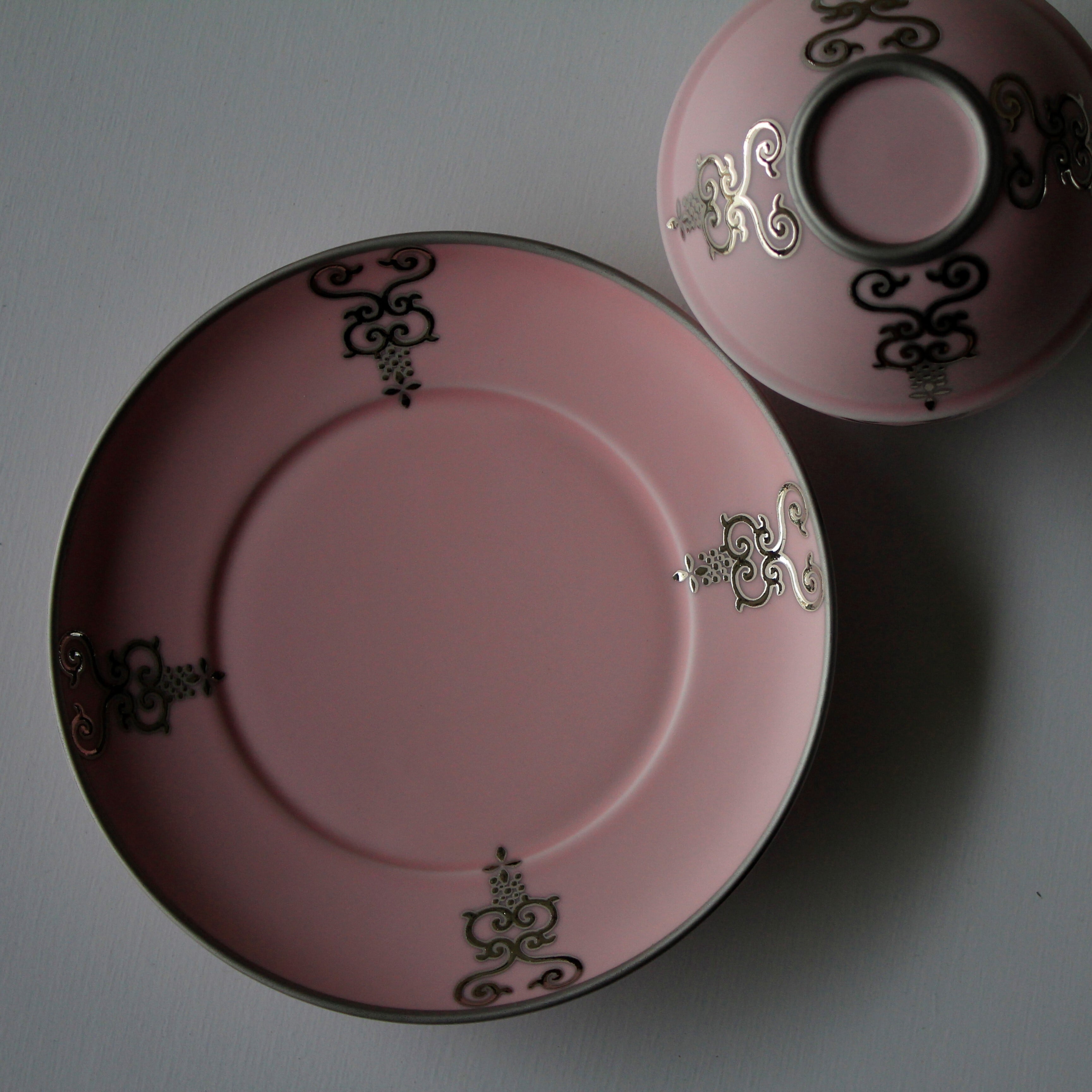有田焼 プラチナ瓔珞紋 ケーキ皿 ピンクブラスト | 芦屋貴兆陶家