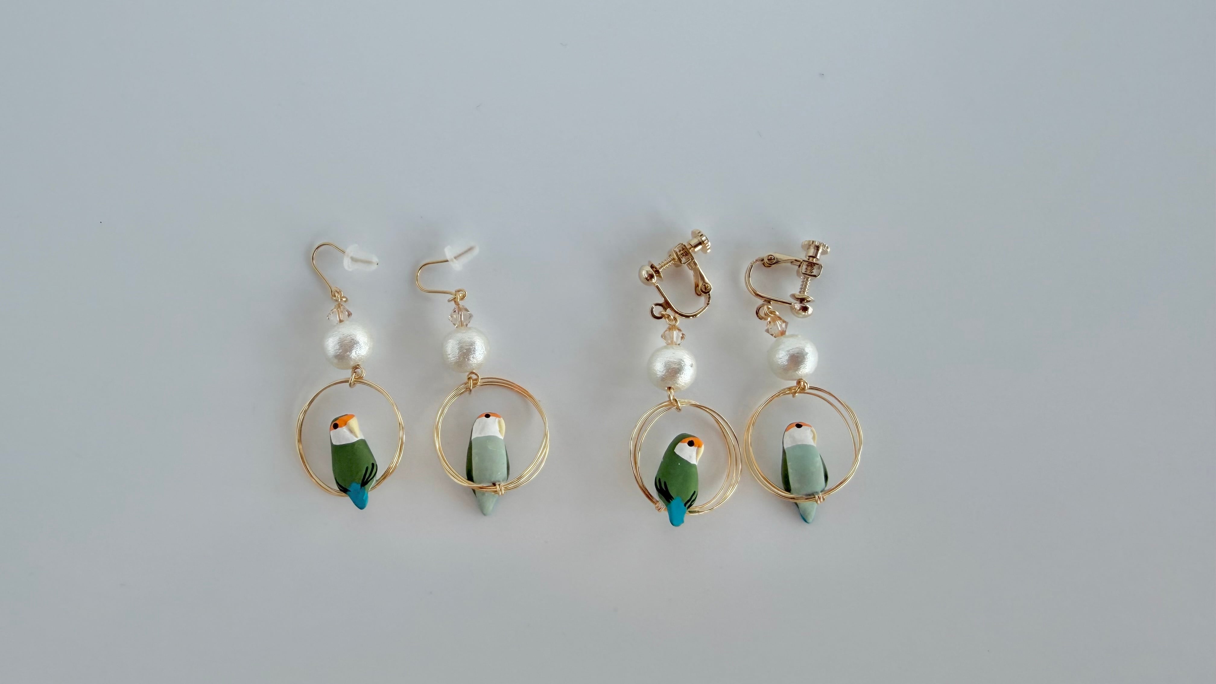 リング乗りコザクラインコ(シーグリーン)コットンパール付ピアス・イヤリング