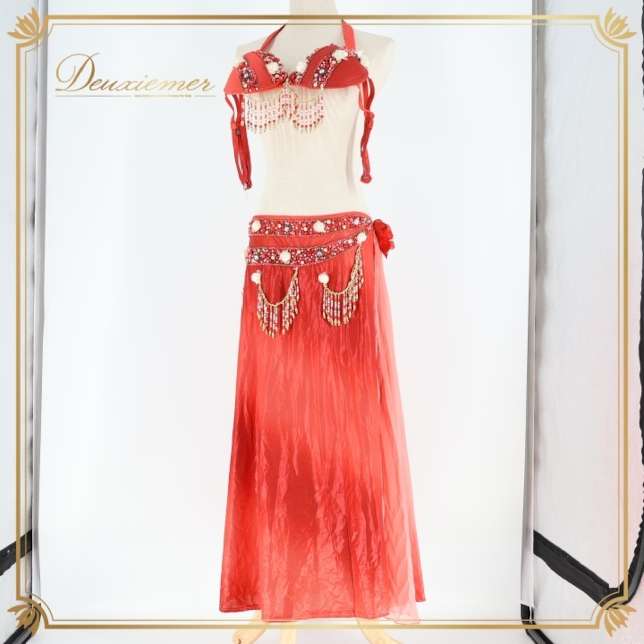 ベリーダンス オリエンタル 衣装 上下セット レッド系 トップス スカート アーム 飾り 赤 ラインストーン ビーズ 花 フリンジ キラキラ ステージ イベント 鮮やか 華やか かわいい スリット ダンス衣装