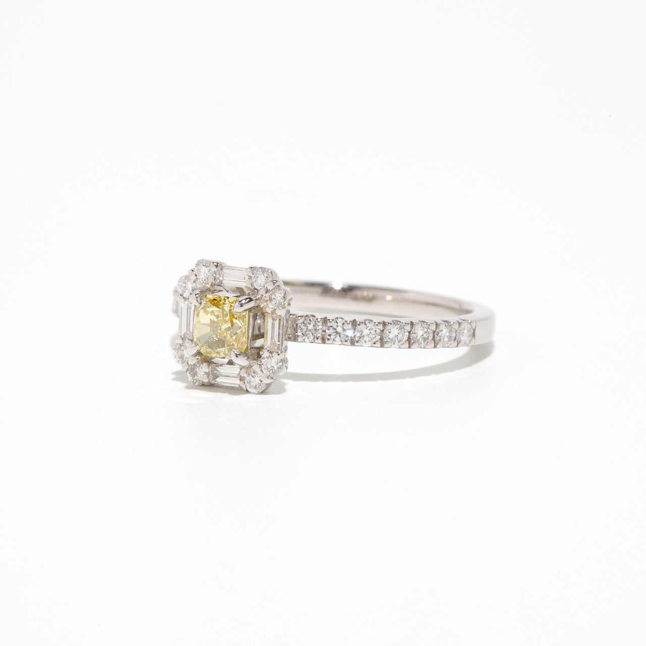 クッションカット ファンシーインテンスイエローダイヤモンド デザイン リング VVS2 pt900 / 0.292ct / 0.360ct