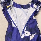 フラダンス 衣装 DFギャラリー ワンピース ドレス ネイビー系 ハイビスカス柄 フリル袖 花柄 植物柄 ハワイアンプリント ハワイアン アロハ フラ ダンス レッスン 練習 ハワイアンダンス フレアスカート ブルー系 ホワイト系 紺 青 白 華やか かわいい おしゃれ 上品 大人っぽい ダンス衣装 練習着 レッスンウェア