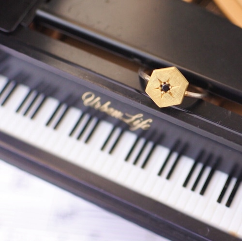 ヴィンテージスタインウェイピアノのパーツを使った彫留めのリング  S-011  Vintage steinway piano capstan ring with Black CZ