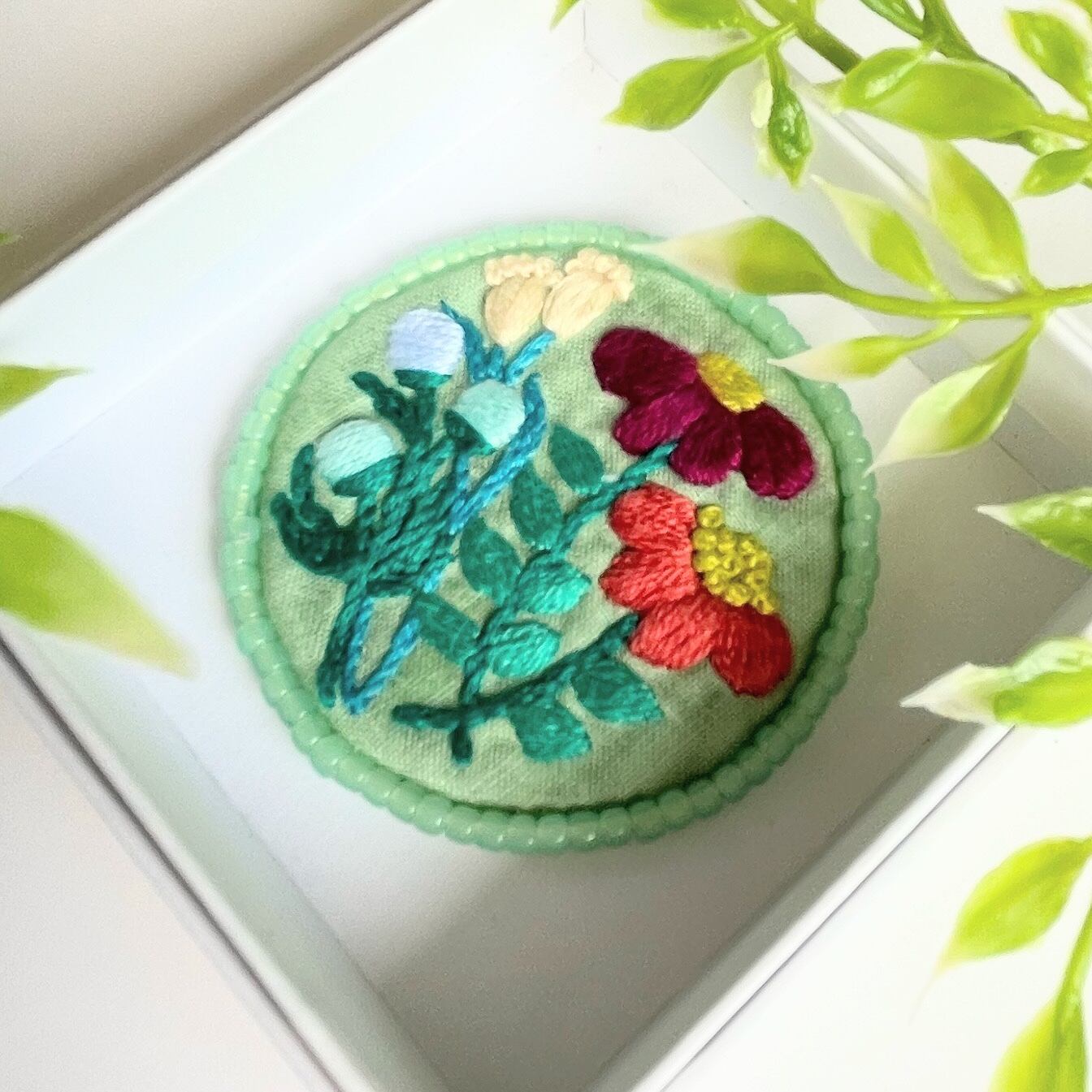 ビーズで飾った草花の刺繍ブローチ【botanical】#306 | j.couture