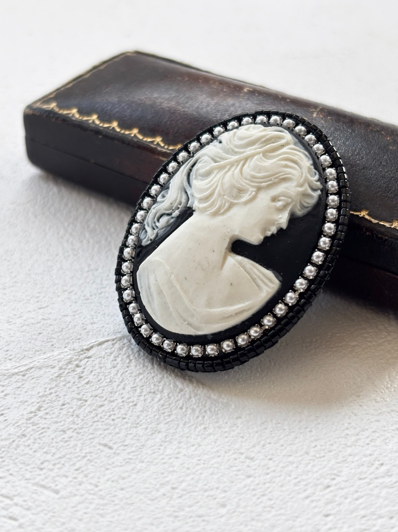 Ombre （オンブル）  ー 上品さと印象の象徴 ヨーロッパヴィンテージのカメオブローチ