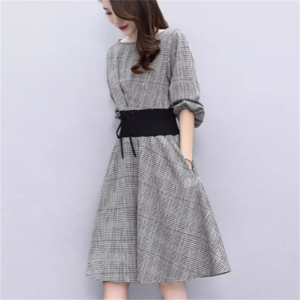 【送料無料】ファッション ワンピース 2色 ロング ひざ丈 袖あり 長袖 ラウンドネック Aライン フレア コルセット風 編み上げ エレガント 可愛い 大人可愛い きれいめ シンプル カジュアル シック コンサバ 華やか 大人 上品 おしゃれ お洒落 レトロ こなれ感 高見え 高級感 フェミニン チェック柄 秋 30代 40代 レディース 女性用 ママ服 デート お出かけ 女子会 お呼ばれ 休日 お茶会 授業参観 二次会 パーティ 演奏会 着痩せ   垢抜け 服 アパレル ブラウン グレー モノトーン