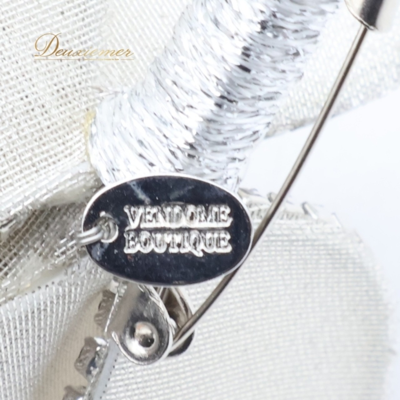 vendome boutique ヴァンドームブティック ブローチ 薔薇 花 シルバー ホワイト系 シルバー系 フォーマル 正装 ダンス パーティ 発表会 小物 飾り 装飾 アクセサリー 入学式 卒業式 小道具 飾りつけ 結婚式 おしゃれ 上品 レディース 華やか かわいい