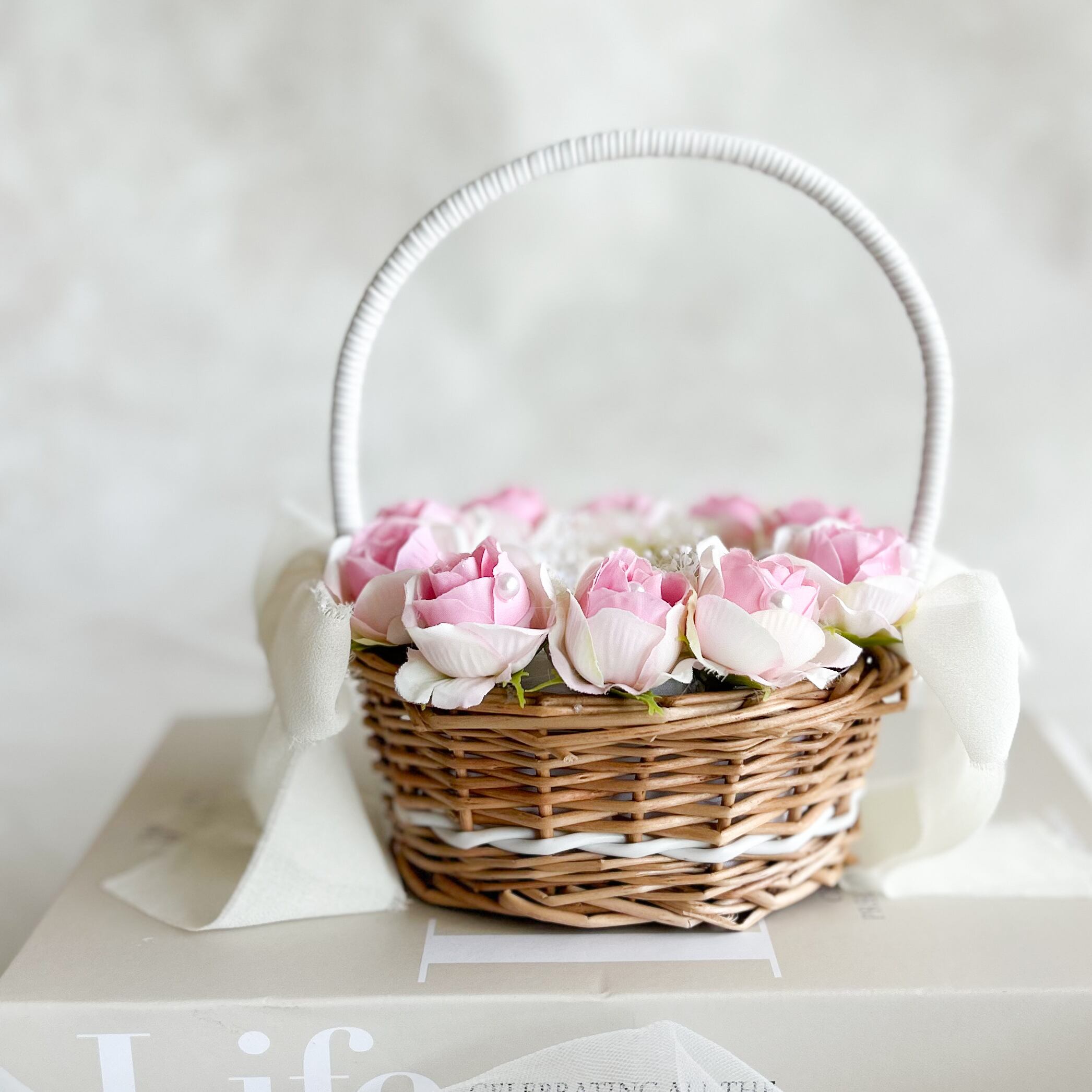 Oval pinkwhite rose ringpillow(造花)