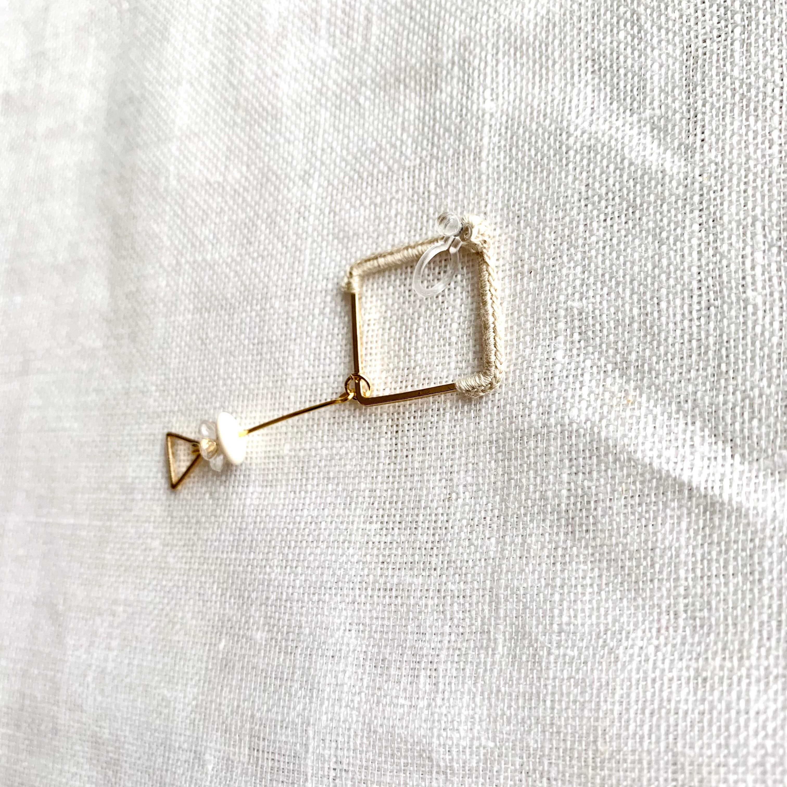 mobile耳飾り　シカクアイボリー（ノンホールタイプ）