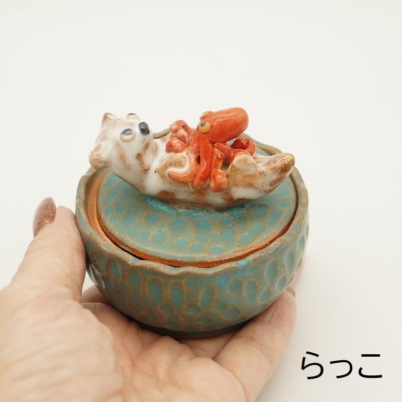 torobi. ラッコ　お皿　作家もの　リス　うたたねきつね　日本作家 ふたもの らっこ 【369（みろく）】 | 沖縄の工芸品うぃーりきさん