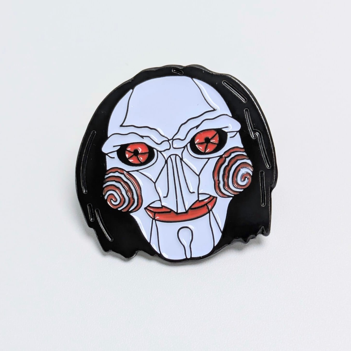 ♧送料無料！ ★ピンズ PINS★ピンバッジ 【 ビリー人形/ソウ SAW 】 〚アメリカン雑貨 アメトイ〛