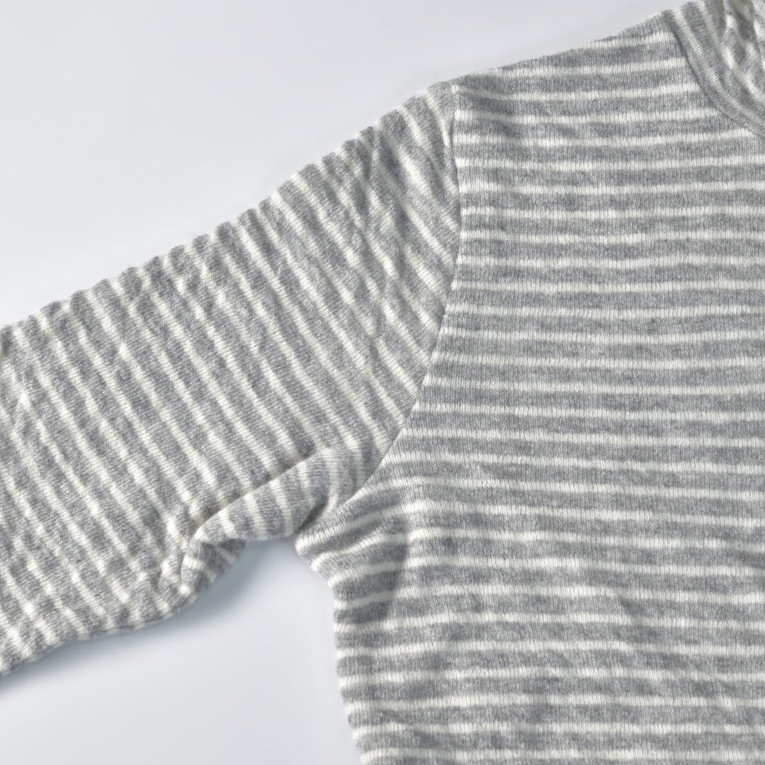 prit プリット ウール綿接結ボーダー タートルネックプルオーバー ・グレイ杢xシロ 暖かくて肌触りの良い生地を使っています。