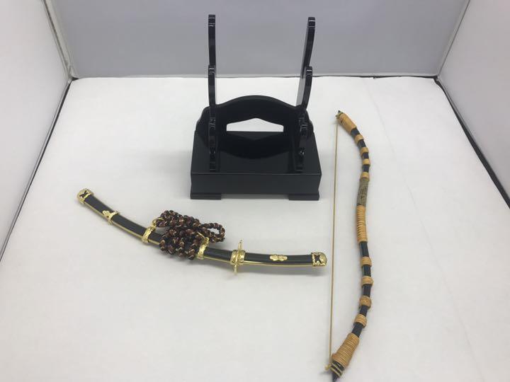 弓太刀飾り 二段飾り:大 弓藤巻・ケヤキ塗り：黒太刀 | 株式会社 山本人形