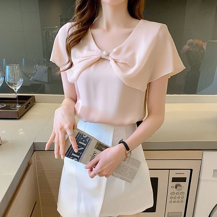 トップス レディース シャツ ブラウス 白シャツ 袖あり 半袖 リボン パール かわいい 大人可愛い きれいめ 大人 上品 おしゃれ お洒落 こなれ感 キュート エレガント 送料無料 存在感 フェミニン 無地 春 秋 入学式 卒業式 謝恩会 二次会 発表会 演奏会 お呼ばれ 20代 30代 40代 50代 ビジネス OL 通勤 デート パーティー ガーデン レストラン 着回し 普段使い 韓国 韓国系 ファッション モテ トレンド 流行 S M L XL 2XL ホワイト ピンク