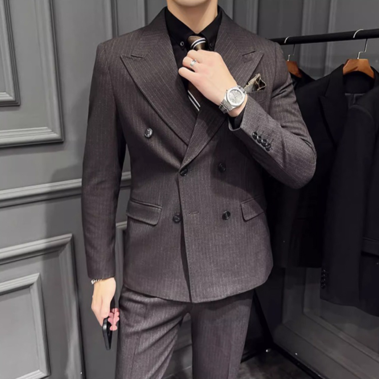ビジネスからカジュアル、フォーマルな場面まで対応可能なダブルブレストスーツ　SU022