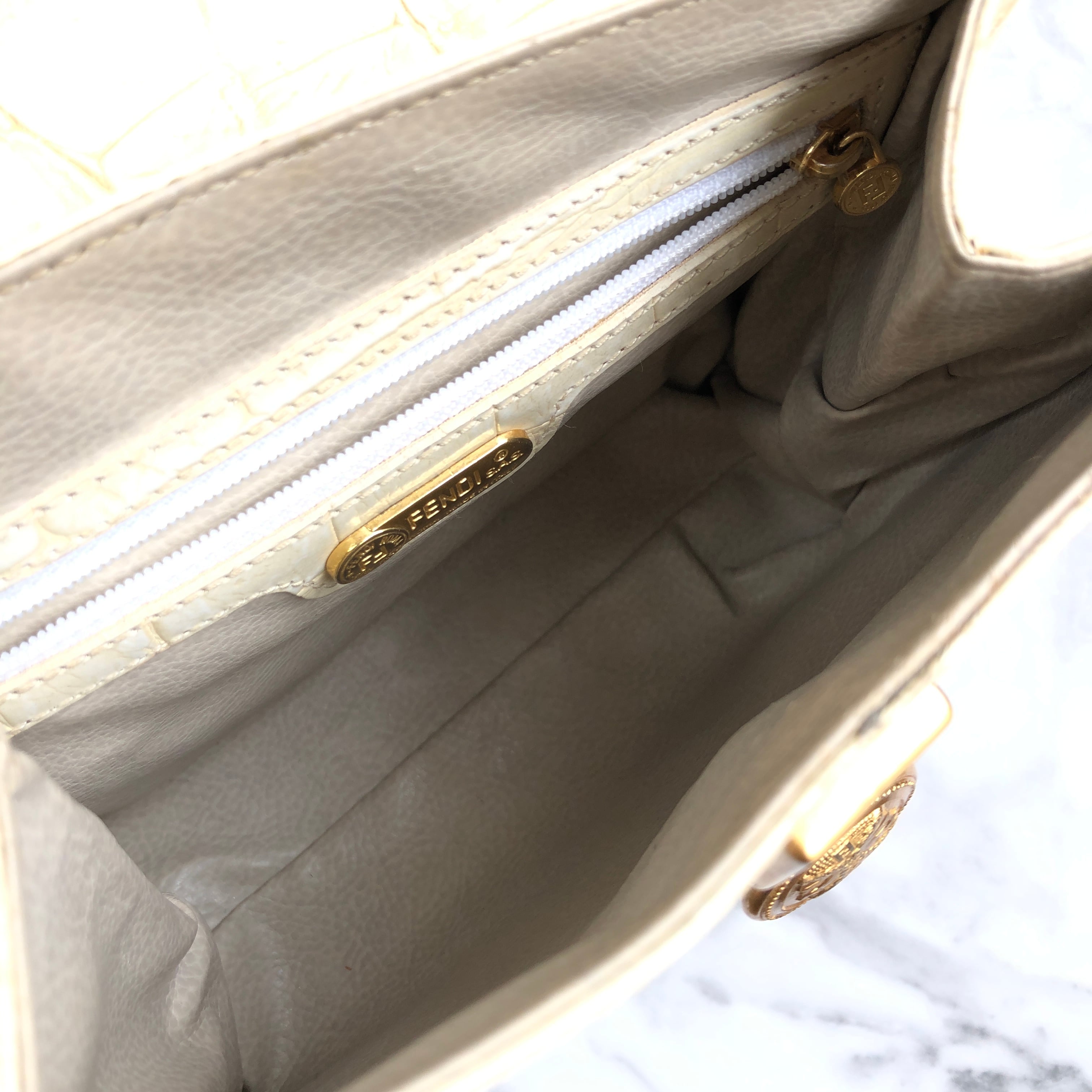 FENDI フェンディ ショルダーバッグ クロコ型押し 美品 ヴィンテージ FENDI 美品 フェンディ クロコダイル ブラック ゴールド金具