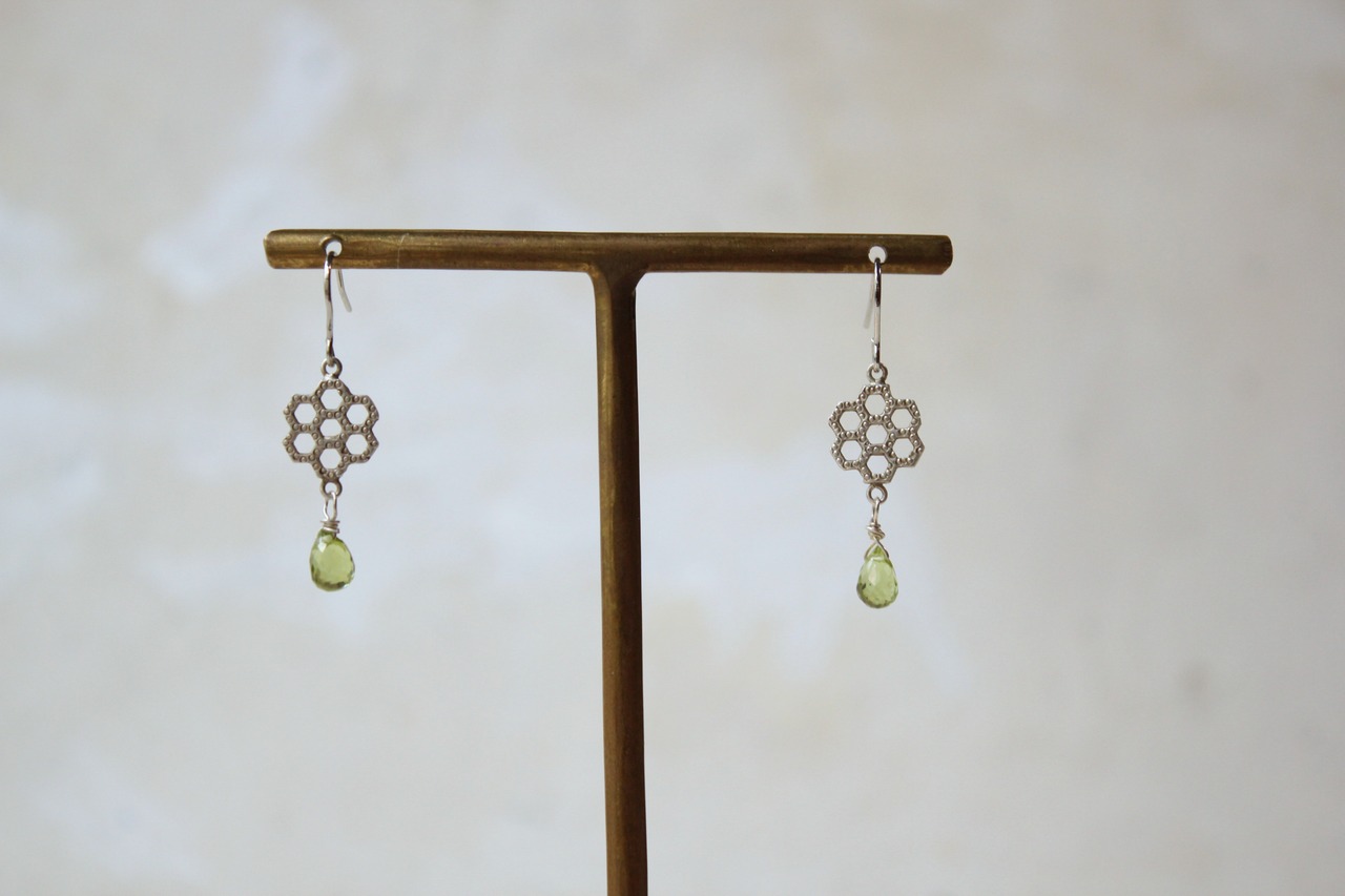 ペリドットの六角ピアス/silver