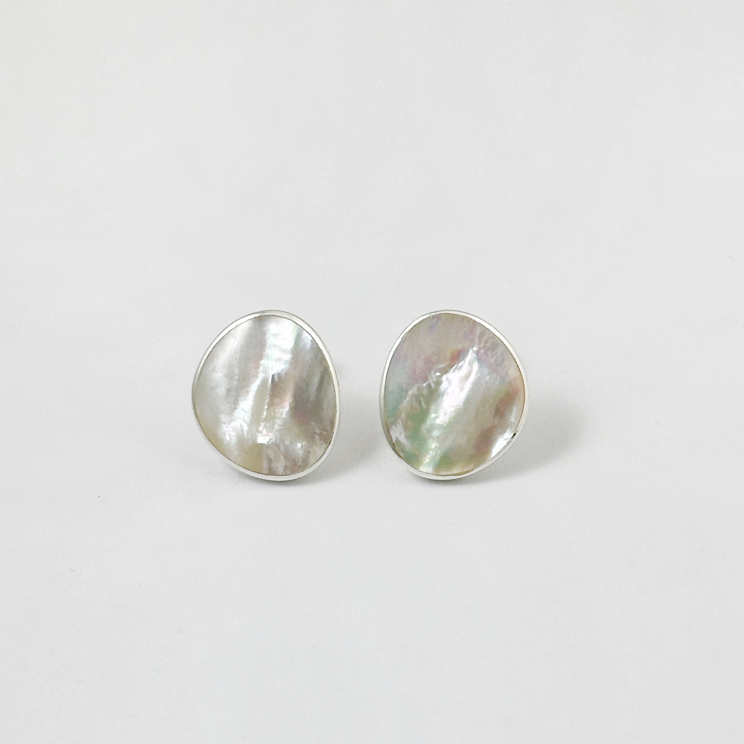 いびつな オーバル 白蝶貝 スタッドピアス | 【公式通販】鎌倉の