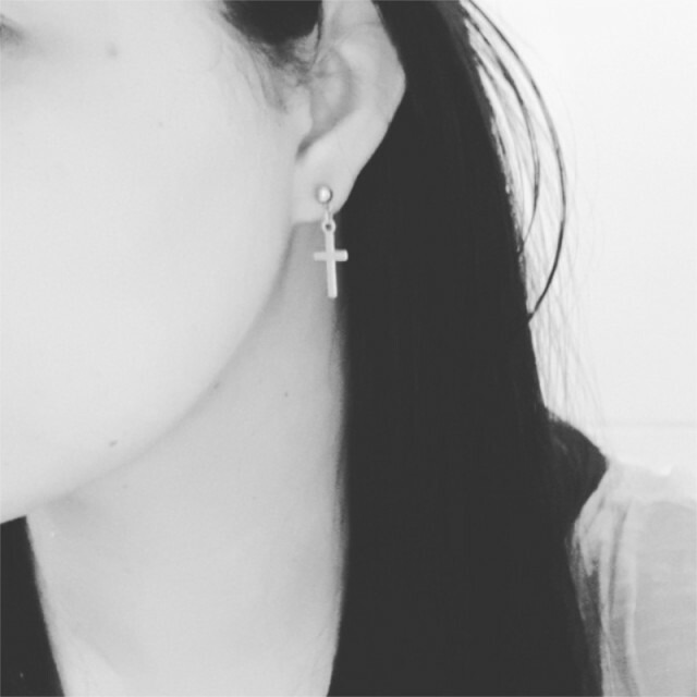 送料無料 ピアス レディース メンズ 男女共用 十字架 クロス スタッドピアス シルバー 可愛い Bigbang G Dragon 格安 安い 韓国 個性的 A Favoriteselect