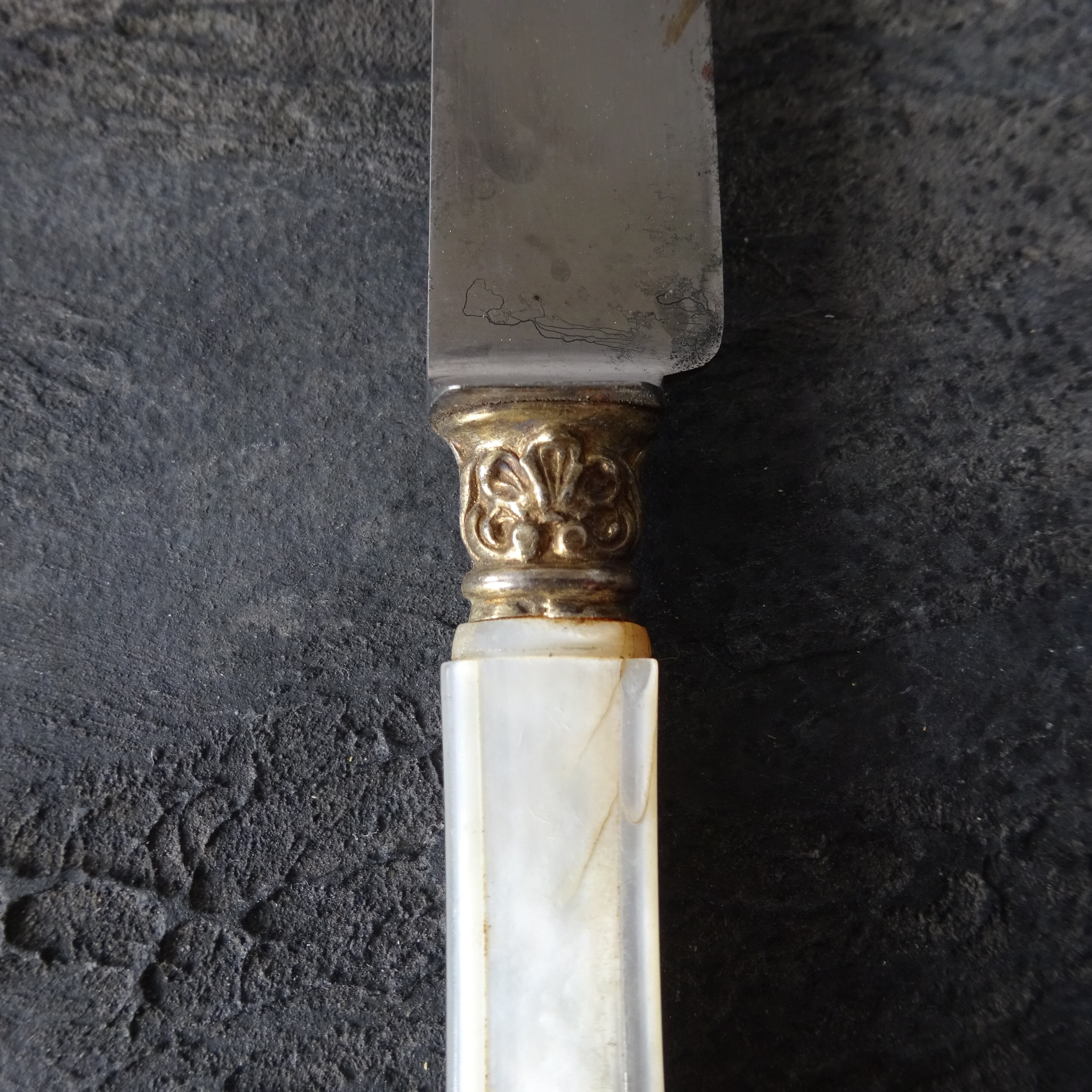 Couteau de table ancien manche en nacre chiffre et virole argent (C)