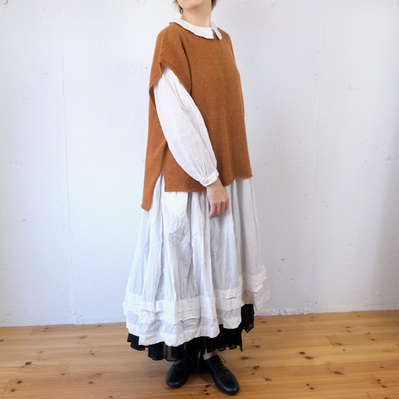 suzuki takayuki (スズキタカユキ) alpaca knitted cape ベビーアルパカ ニットベスト(ブラウン)