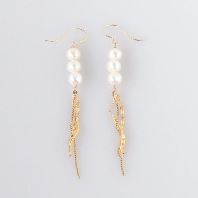 淡水パール ロングピアス 14KGF 揺れるゴールドチェーンと3粒パールの上品ピアス