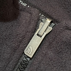 【THE NORTH FACE】訳あり フリース ジャケット ワンポイントロゴ 刺繍ロゴ ハーフドーム ジップアップ フルジップ 黒 S ノースフェイス US古着