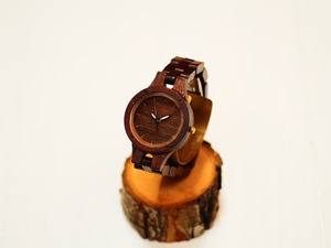 銘木紫檀で製作された木製腕時計（三つ折りバックルタイプ）
