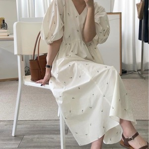 カジュアルワンピース ミドル丈 半袖 パフスリーブ Vネック コットン シンプル 柄 春 夏 10代 20代 30代 40代 50代 レディース お出かけ 休日 普段使い 楽ちん 体系カバー ワンサイズ 0 ホワイト ブラ 5011
