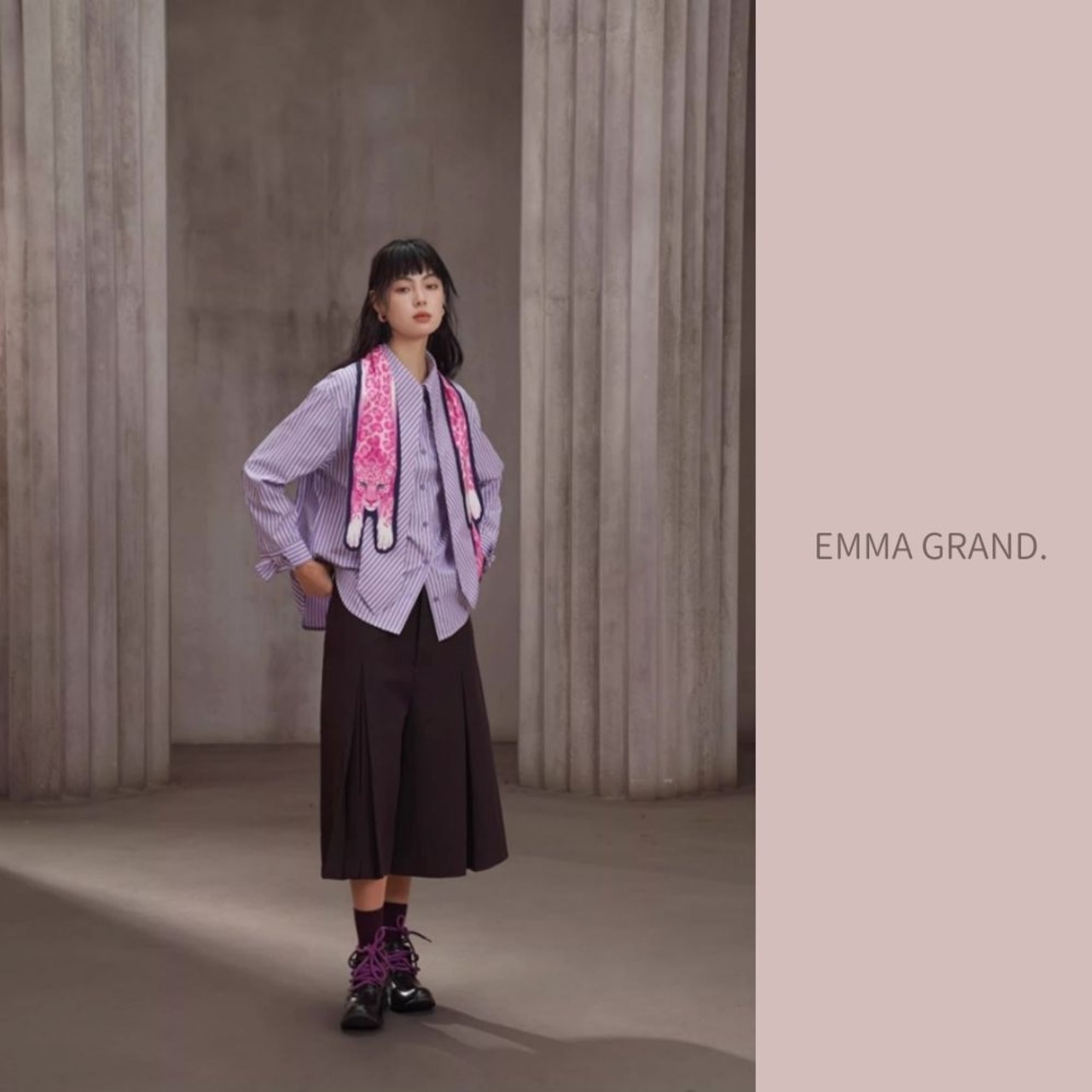 桃豹が首元に眠る夜のストールタイ　E00626