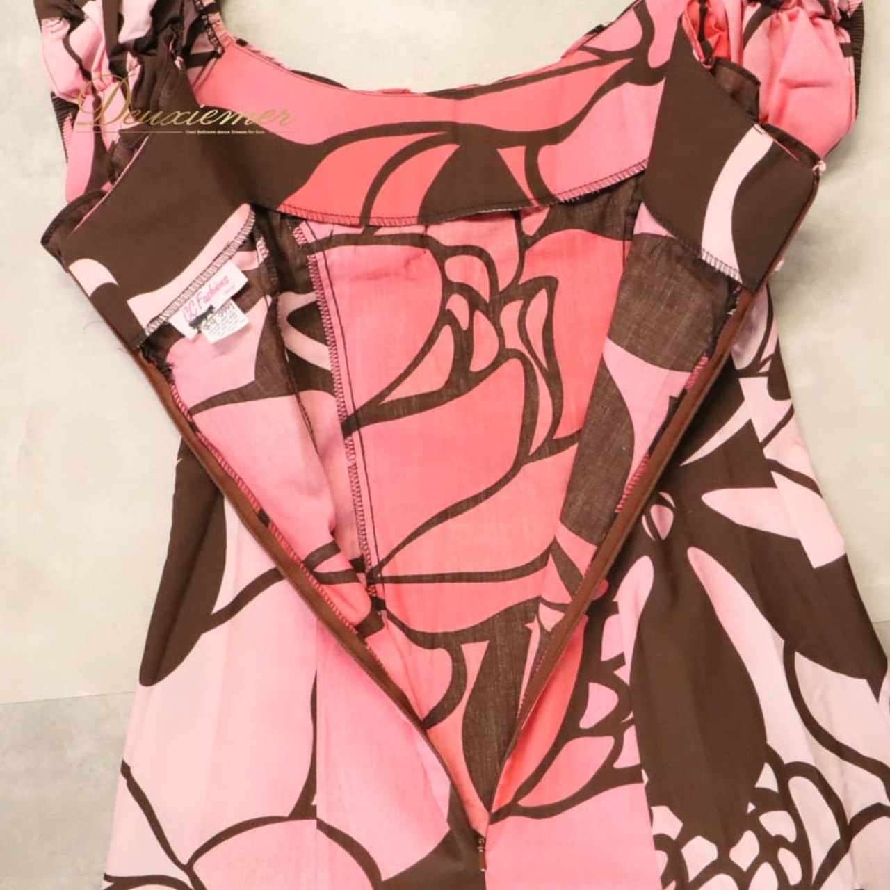 フラダンス 衣装 CC Fashions CCファッション ワンピース ドレス ピンク系 ティアレ柄 花柄 植物柄 ハワイアンプリント ハワイアン アロハ フラ ダンス レッスン 練習 ハワイアンダンス フリル フレアスカート ブラウン系 茶 華やか 鮮やか かわいい おしゃれ ダンス衣装 練習着 レッスンウェア