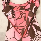 フラダンス 衣装 CC Fashions CCファッション ワンピース ドレス ピンク系 ティアレ柄 花柄 植物柄 ハワイアンプリント ハワイアン アロハ フラ ダンス レッスン 練習 ハワイアンダンス フリル フレアスカート ブラウン系 茶 華やか 鮮やか かわいい おしゃれ ダンス衣装 練習着 レッスンウェア