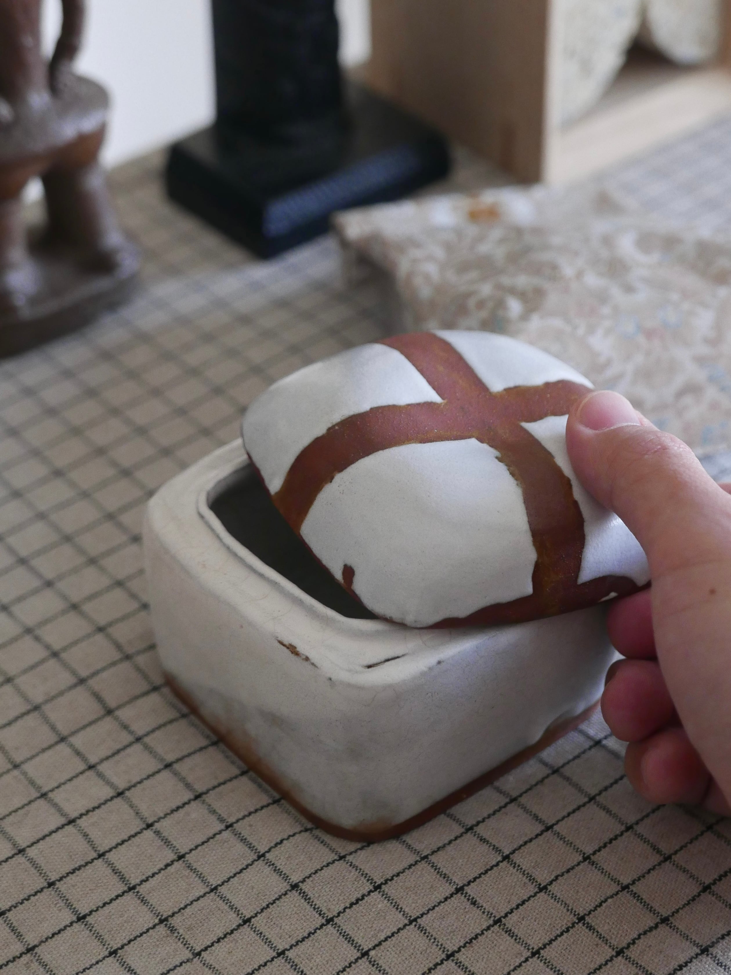 wavy cross pottery case -unknown-