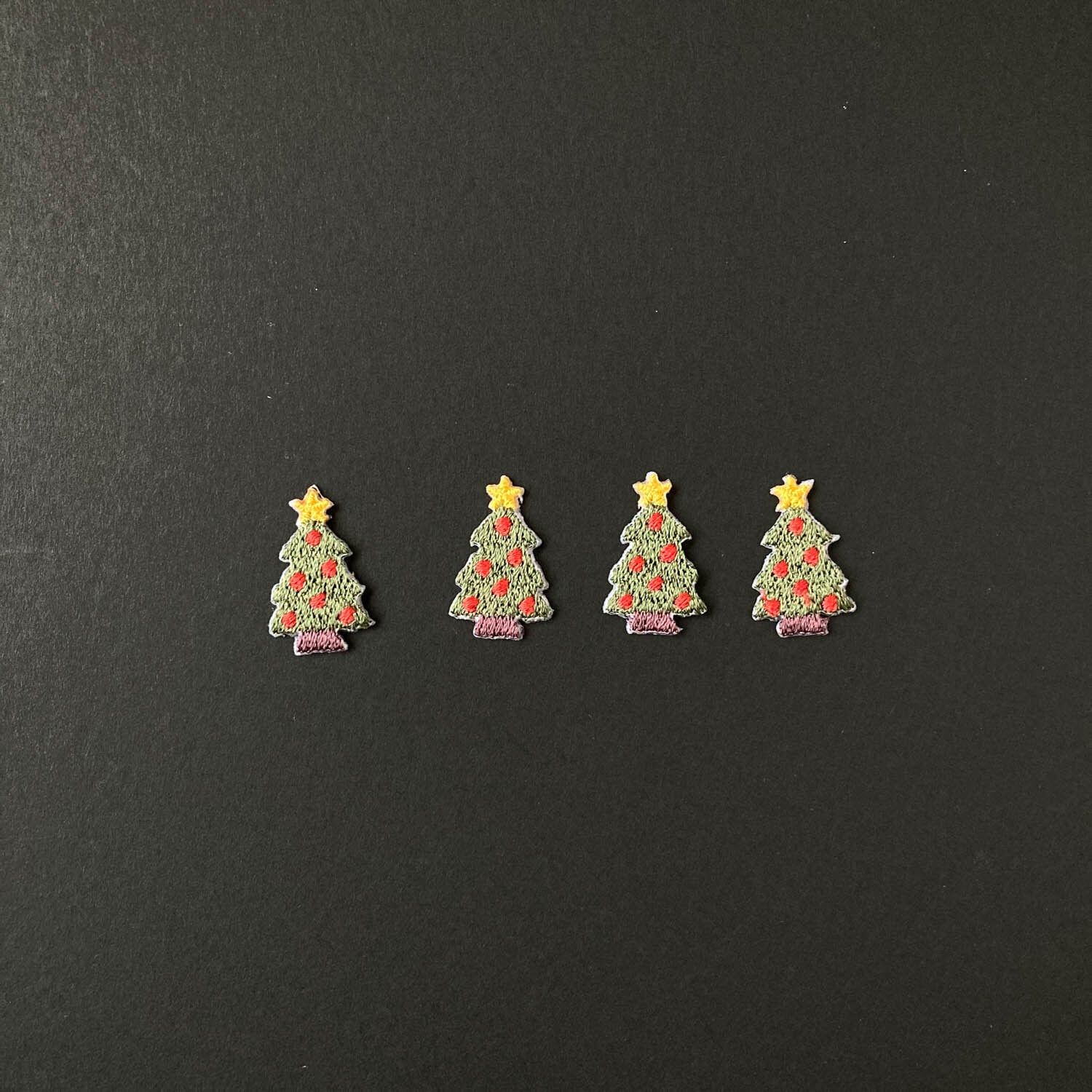 赤い飾りのクリスマスツリーワッペン | Dua-アクセサリーパーツショップ