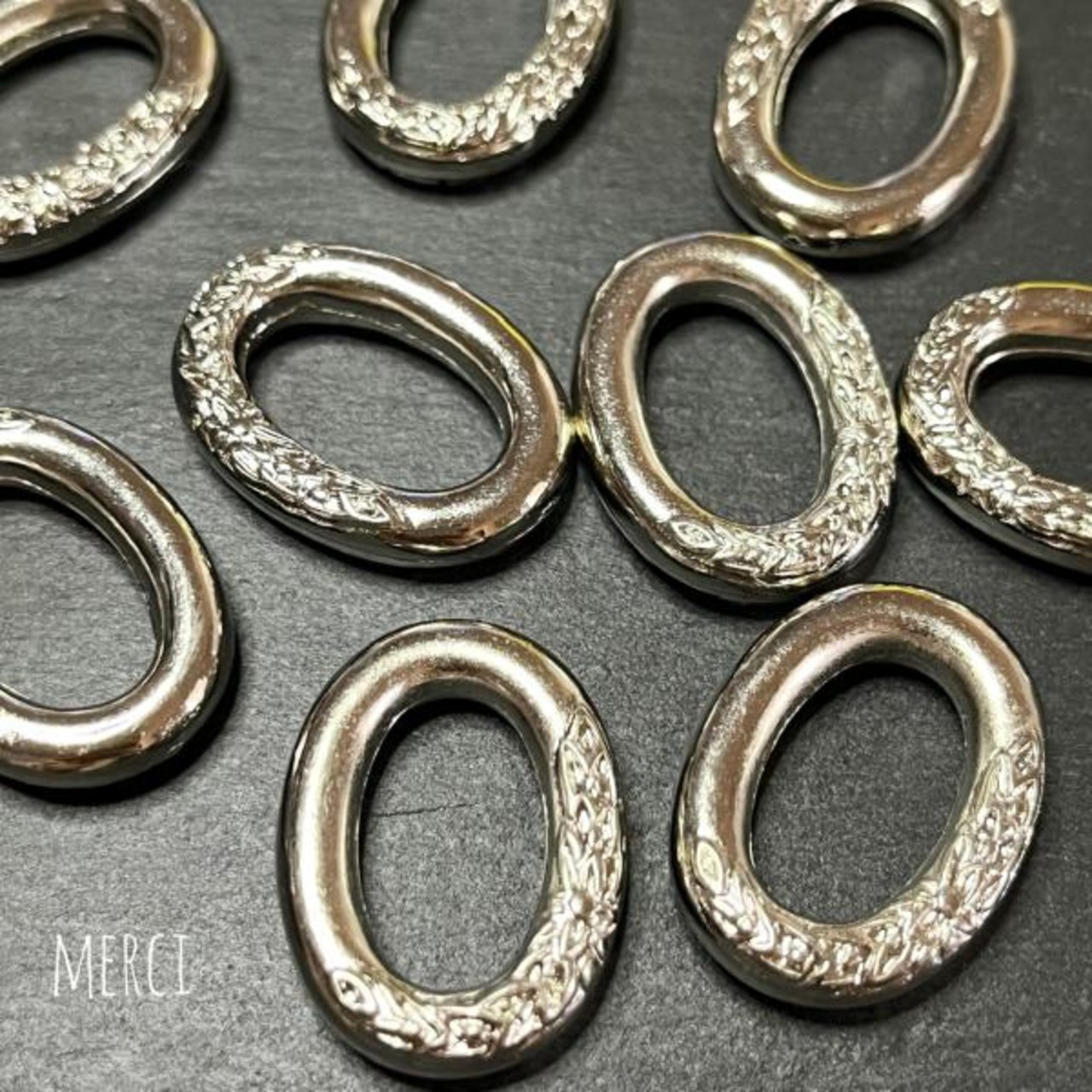 【4個】オーバルリングアクリルフラワー彫りチャーム/パーツ/楕円/CCB/プラスチック