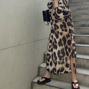 【送料無料】 ワンピース レオパード ヒョウ柄 アニマル柄 レディース 春 夏 秋 ロングワンピース ロング丈 マキシワンピース マキシ丈 七分袖 ボリューム袖 パフスリーブ Vネック 深Vネック スリット ロングスリット Aライン フレア ゆったり 体型カバー 着痩せ 細見え 大人 カジュアル 韓国 人気 おしゃれ お出かけ リゾート 20代 30代 40代 50代 ブラウン 茶 豹柄 ランタンスリーブ ドレス ロングワンピ ロング ワンピ 襟無し 袖あり ママ コーデ 大人可愛い かわいい お洒落