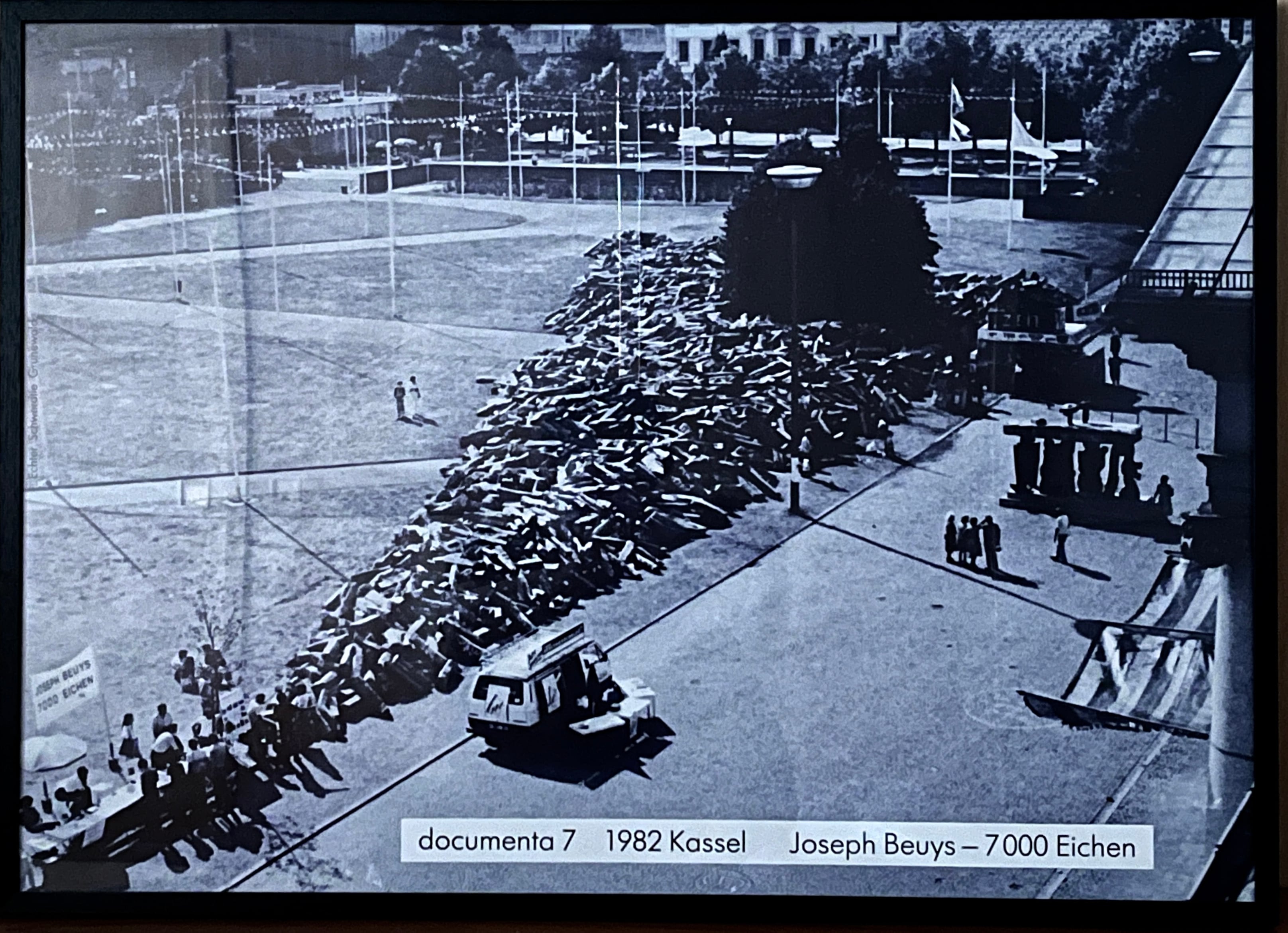 【 絶版ポスター　額装済 】ヨーゼフ・ボイス　7000本の樫の木　ドクメンタ7  documenta 7  1982 Kassel Joseph Beuys - 7000 Oaks　　[3100233]