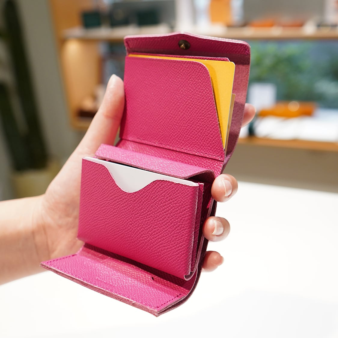 極小サイズで軽やかに！カードサイズの極小軽量三つ折り財布『timik